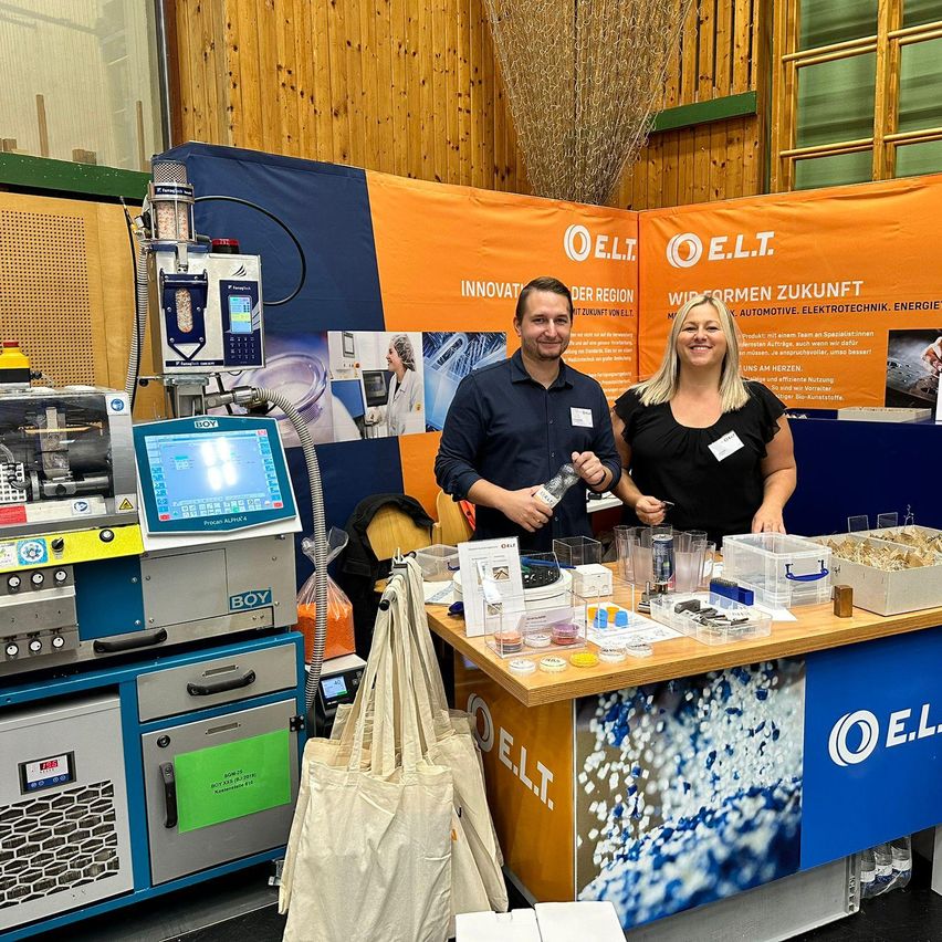 Bild enthält, Adult, Female, Person, Woman, Table, Shop, Male, Man, Factory, Indoors