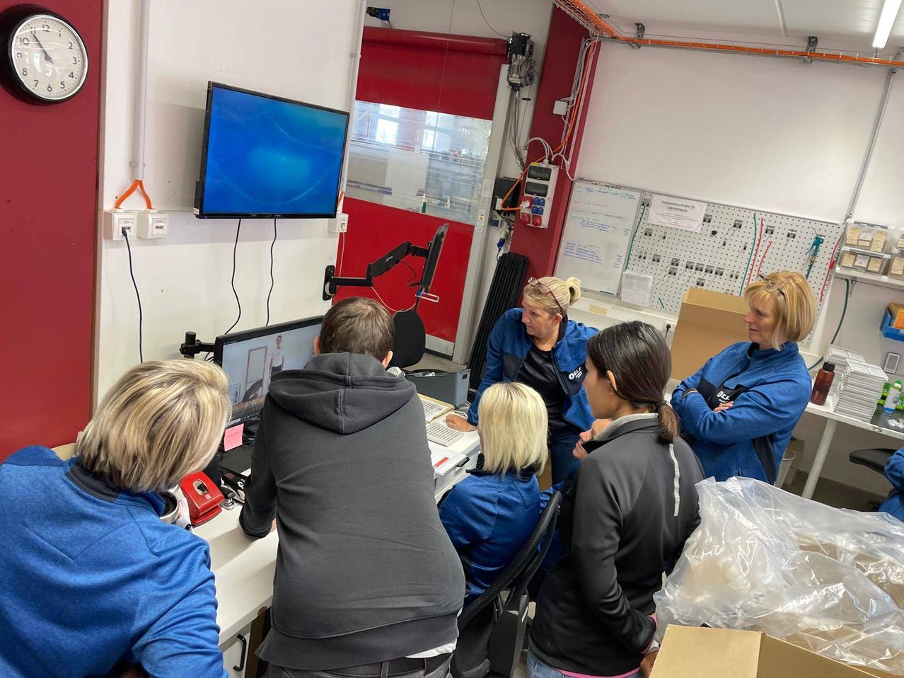 Bild enthält, Adult, Female, Person, Woman, Male, Man, Laboratory, Monitor, Boy, Child