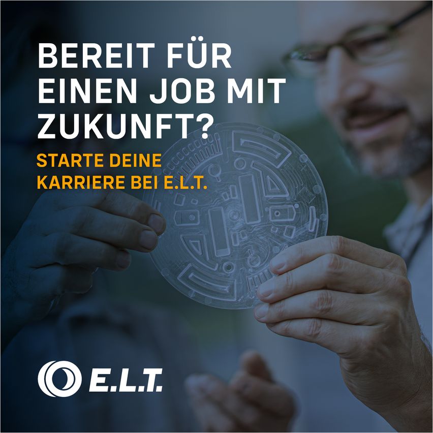 Ein Mann hält eine transparente Scheibe mit einem labyrinthartigen Design und schaut sie an. Er trägt eine Brille. Der Text lautet: 'Bereit für einen Job mit Zukunft? Starten Sie Ihre Karriere bei E.L.T.' Das Bild hat einen dunklen Hintergrund.