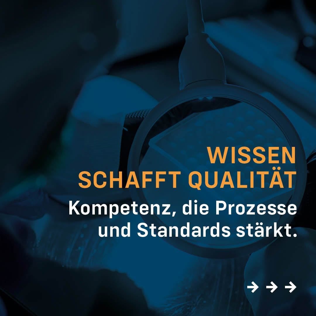 Ein Vergrößerungsglas über Text, der 'Wissen schafft Qualität. Kompetenz, Prozesse und Standards stärken.' besagt. Darunter zeigen Pfeile nach rechts.