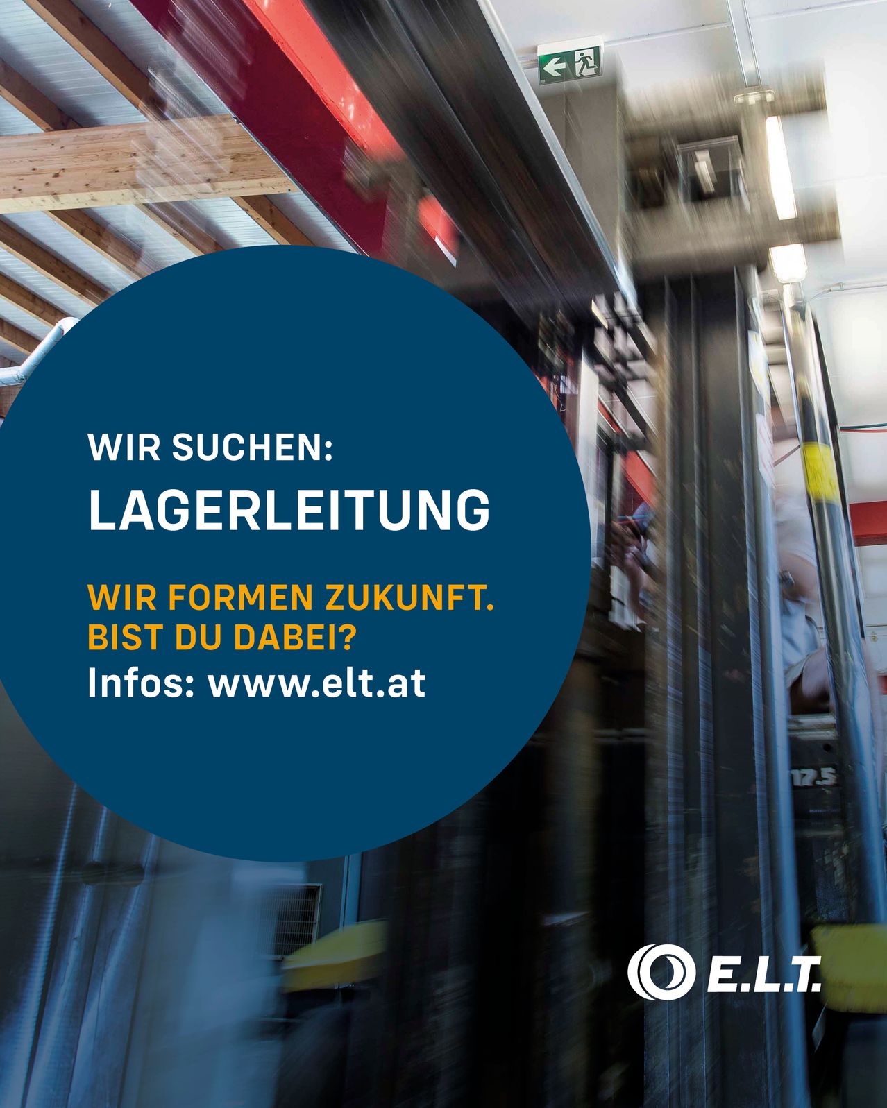 Unscharfes Bild eines Lagers. Blauer Kreis mit weißem Text: 'Wir suchen: Lagerleitung. Wir formen Zukunft. Bist du dabei?' Webseite: www.elt.at.