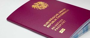 Ein burgunderroter Reisepass mit dem Text 'Europäische Union' und 'Republik Österreich' in Gold geprägt. Es hat auch das Wort 'Pass' in Gold unten rechts.