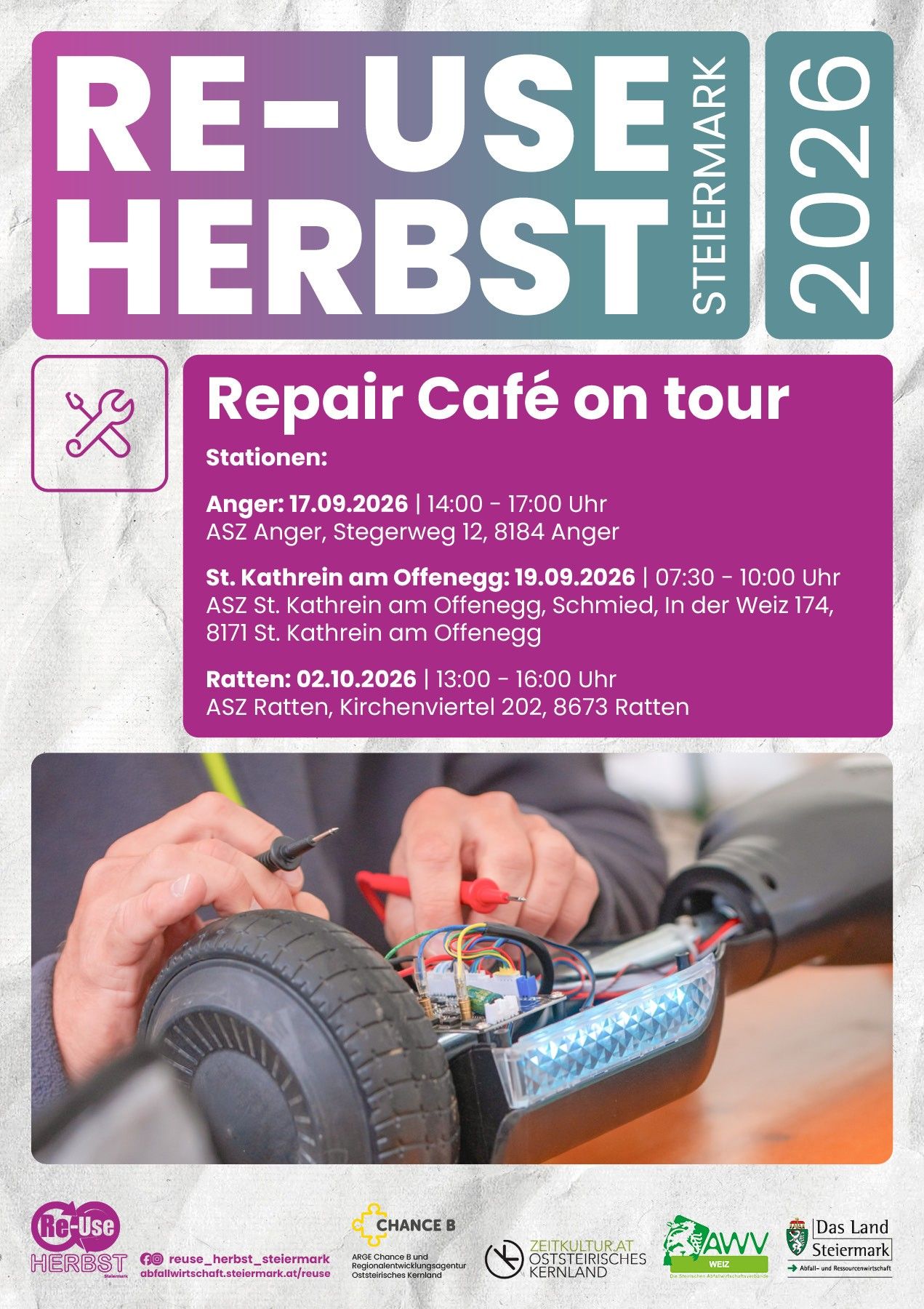 Plakat für Herbst 2020 Reparatur Café auf Tour. Es zeigt eine Person, die einen Roller mit Werkzeugen repariert, und listet drei Orte und Termine für die Reparatur Cafés auf.