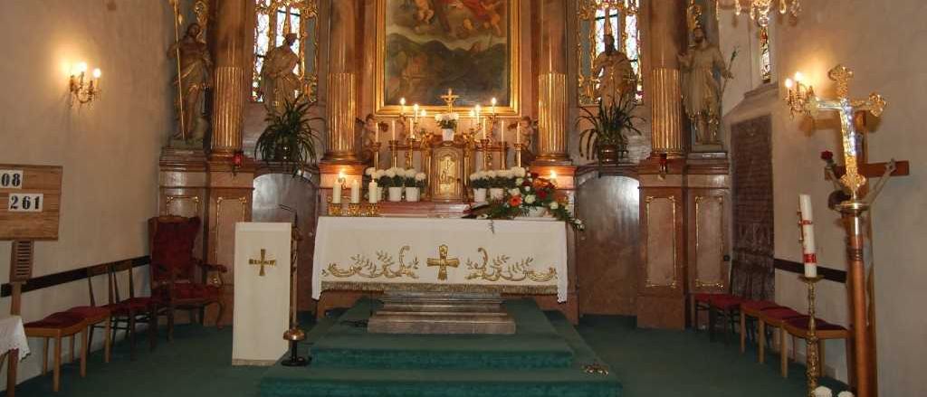 Bild enthält, Altar, Building, Church, Prayer, Indoors, Person, Cross, Chapel