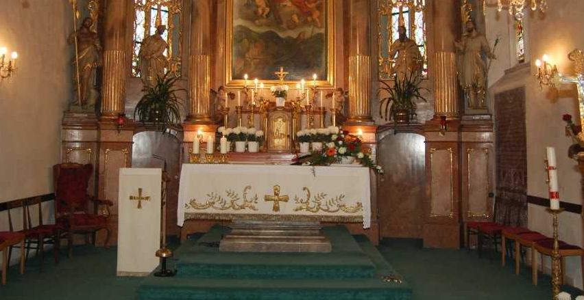 Bild enthält, Altar, Building, Church, Prayer, Indoors, Person, Cross, Chapel