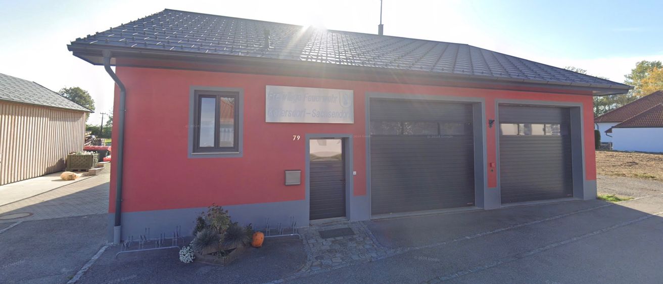 Bild enthält, Garage, Indoors, Architecture, Building, Animal, Canine, Dog, Mammal, Pet, Housing