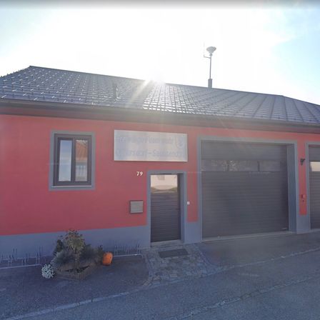 Bild enthält, Garage, Indoors, Architecture, Building, Housing, Animal, Cat, Mammal, Pet