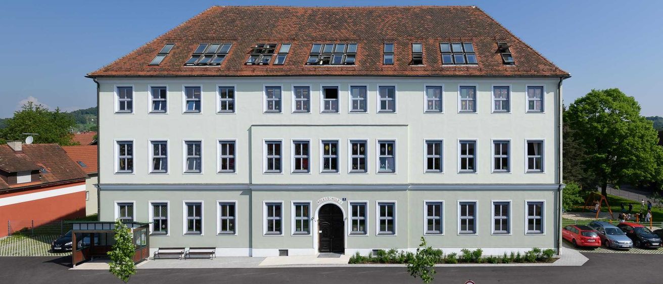 Bild enthält, City, Building, Condo, Housing, Office Building, Urban, Bench, Car, Person, House