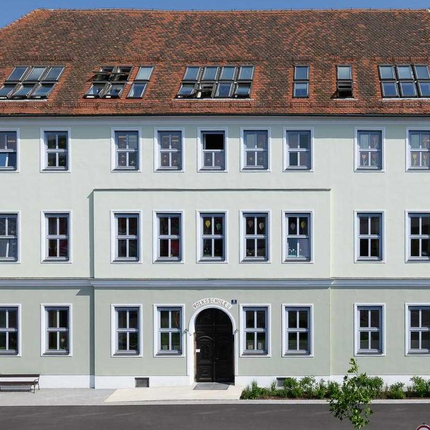 Bild enthält, City, Building, Condo, Housing, Office Building, Urban, Bench, Car, Person, House