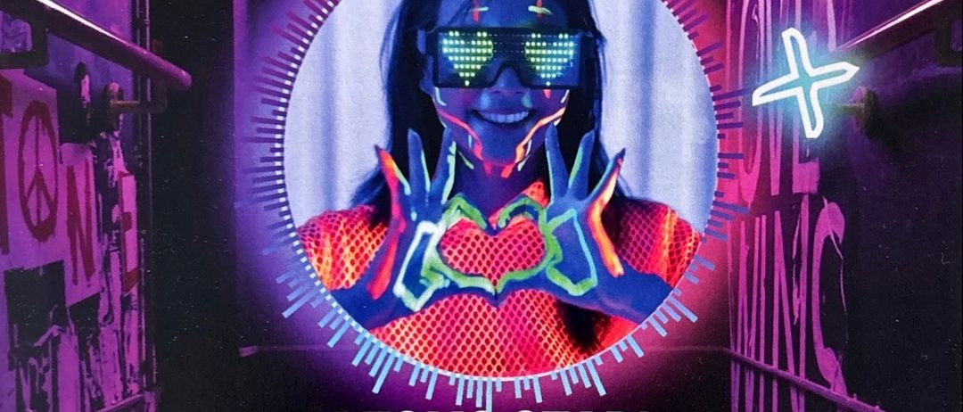 Ein Plakat für eine Neonparty im Tom's Stall mit einer Frau in leuchtender Neonfarbe mit Friedenszeichen. Freier Eintritt bis 22:30 Uhr.