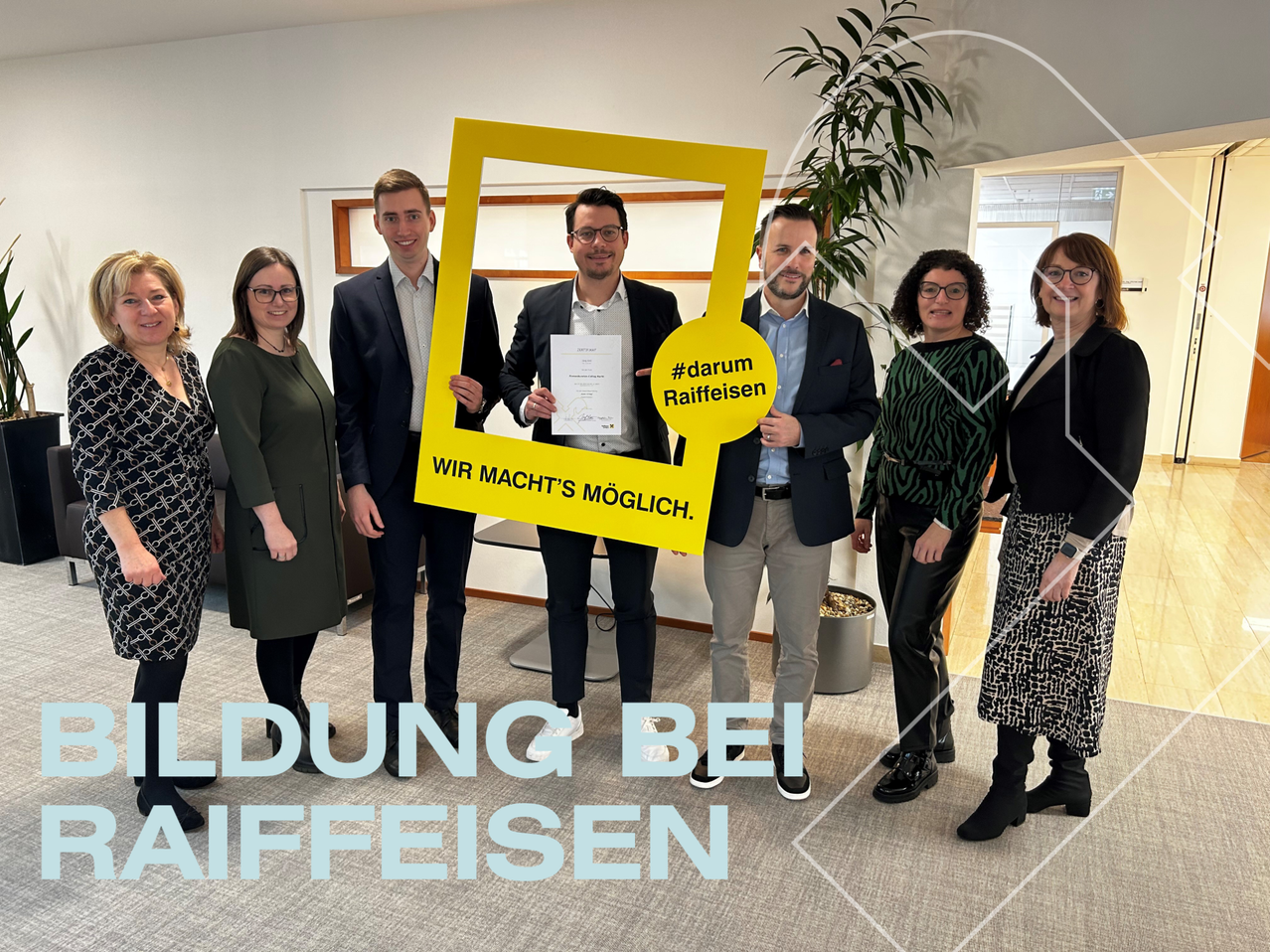 Bild enthält, People, Person, Adult, Female, Woman, Coat, Groupshot, Blazer, Male, Man