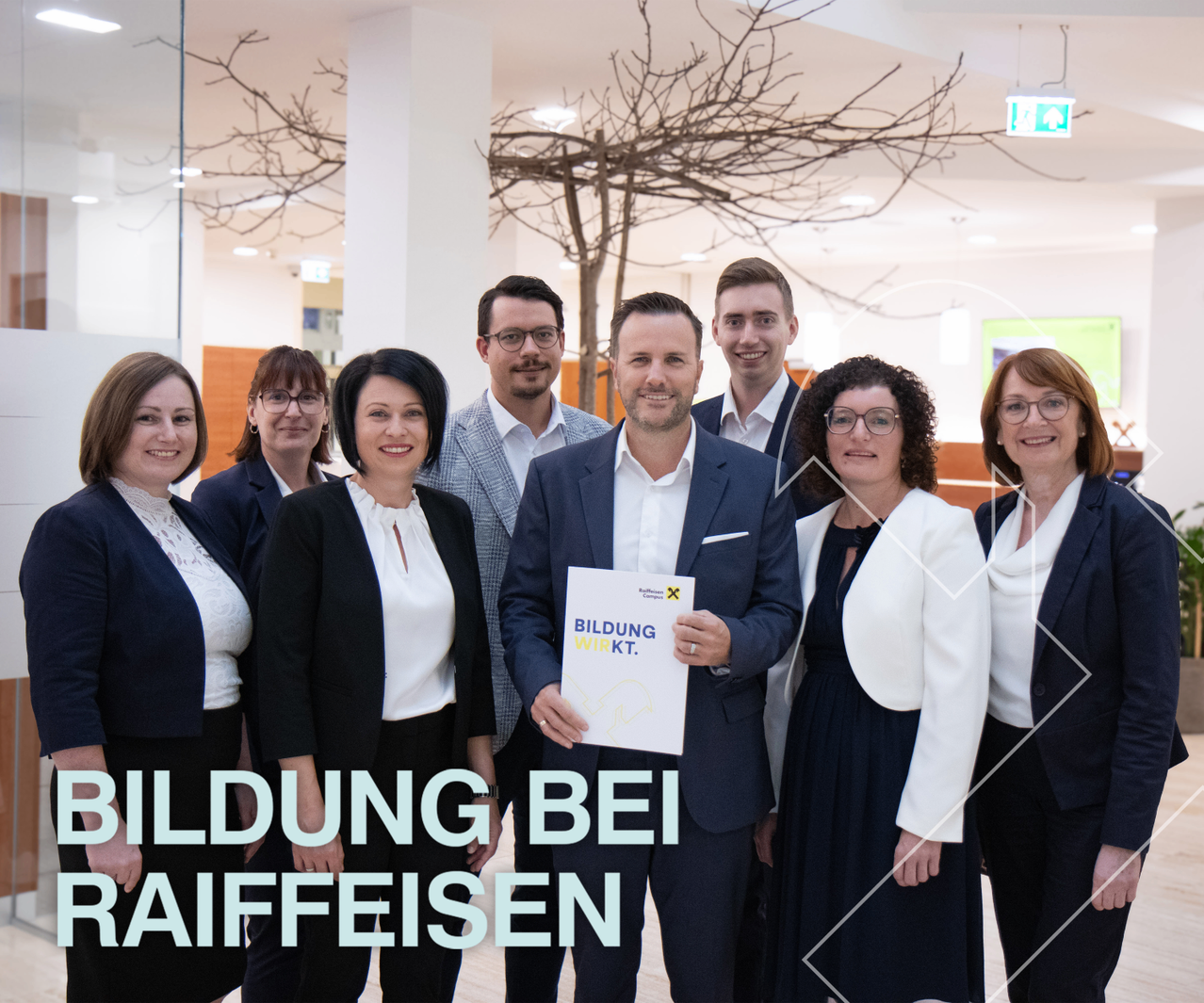 Bild enthält, People, Person, Blazer, Coat, Jacket, Adult, Female, Woman, Suit, Groupshot