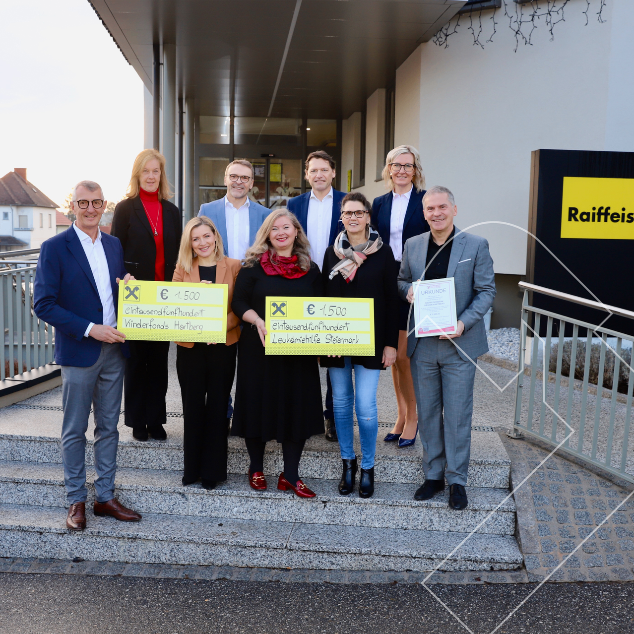 Bild enthält, Adult, Female, Person, Woman, Pants, People, Coat, Male, Man, Groupshot