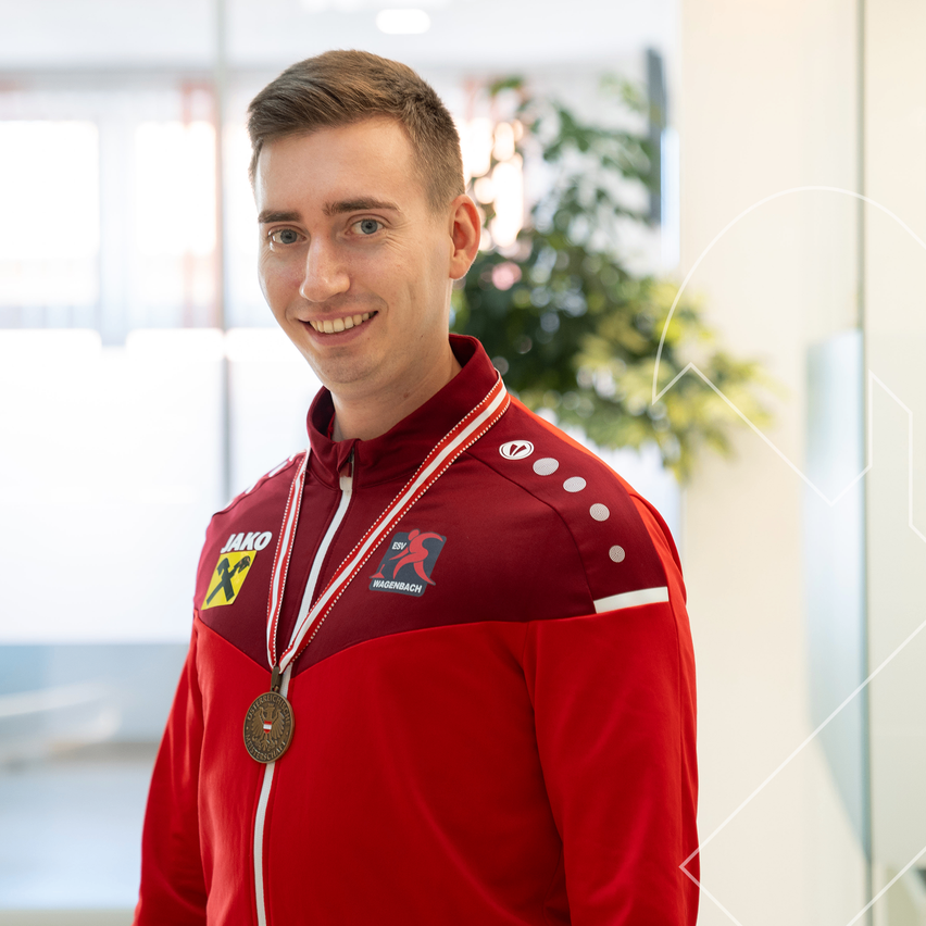Bild enthält, Adult, Male, Man, Person, Gold, Photography, Face, Head, Coat, Jacket
