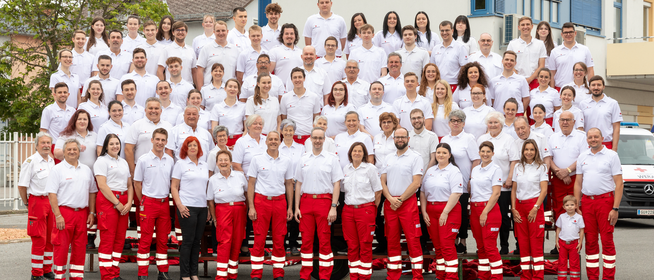 Bild enthält, People, Person, Groupshot, Face, Head, Car, Transportation, Vehicle