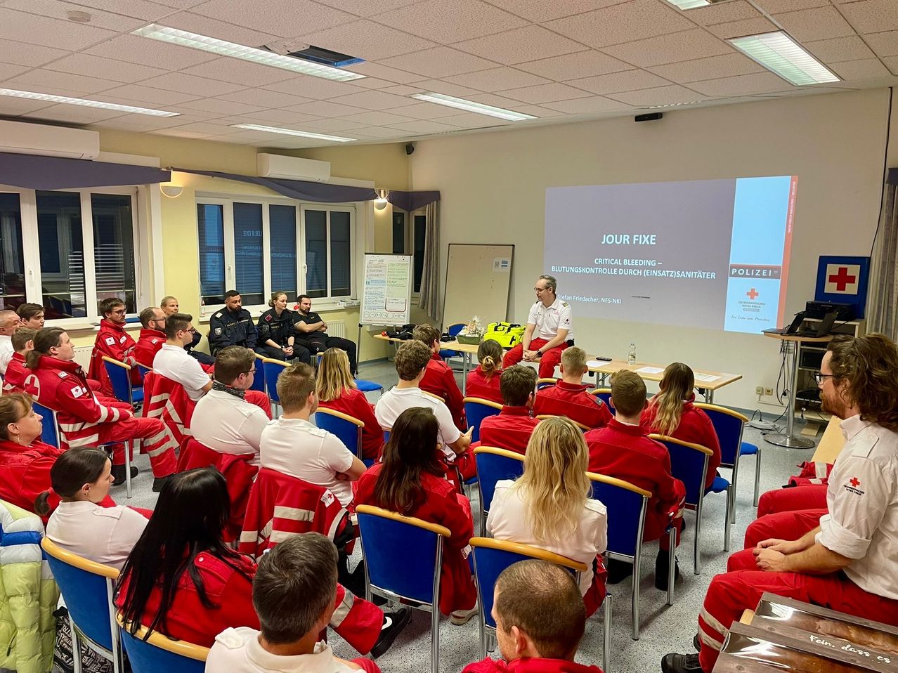 Bild enthält, People, Person, Crowd, School, Classroom, Adult, Male, Man, Boy, Child