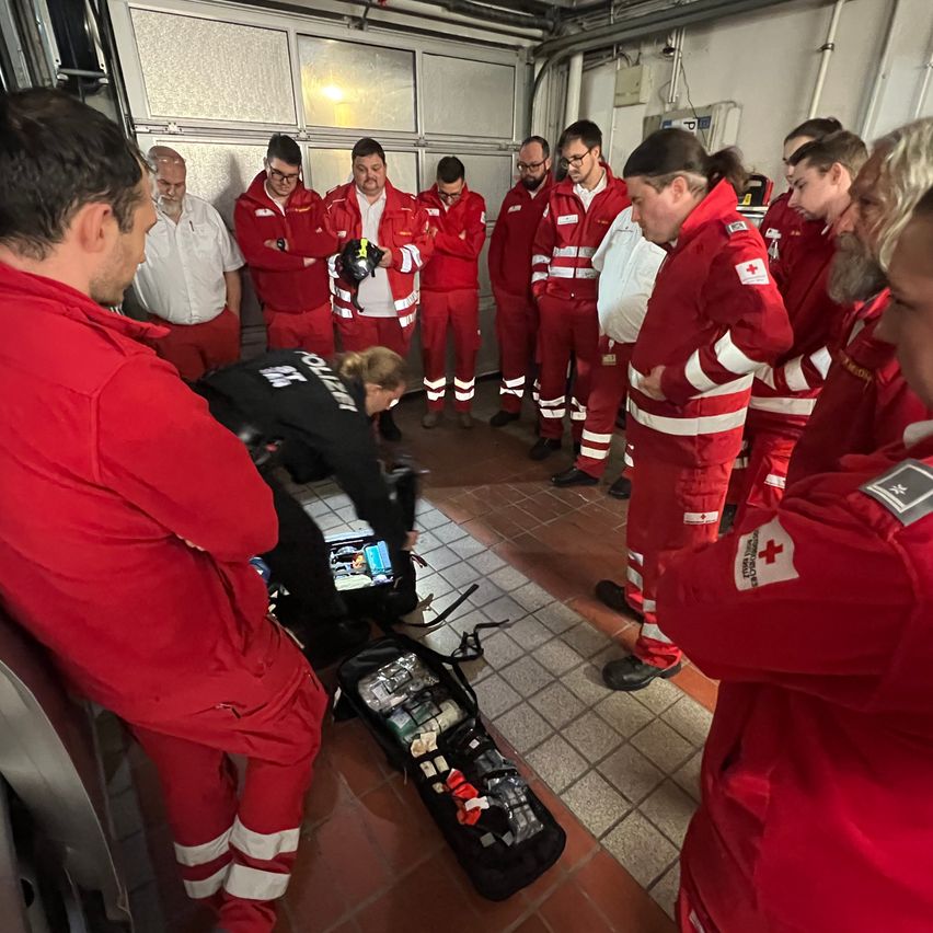 Bild enthält, Adult, Male, Man, Person, Logo, Face, Head, People, Jacket, Shoe