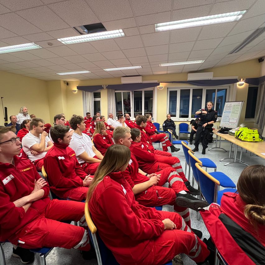Bild enthält, People, Person, Boy, Male, Teen, Building, College, School, Classroom, Shoe