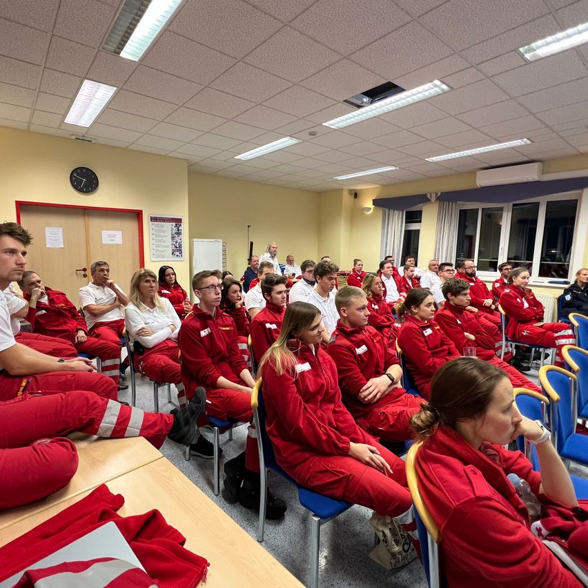 Bild enthält, People, Person, School, Adult, Female, Woman, Male, Man, College, Classroom