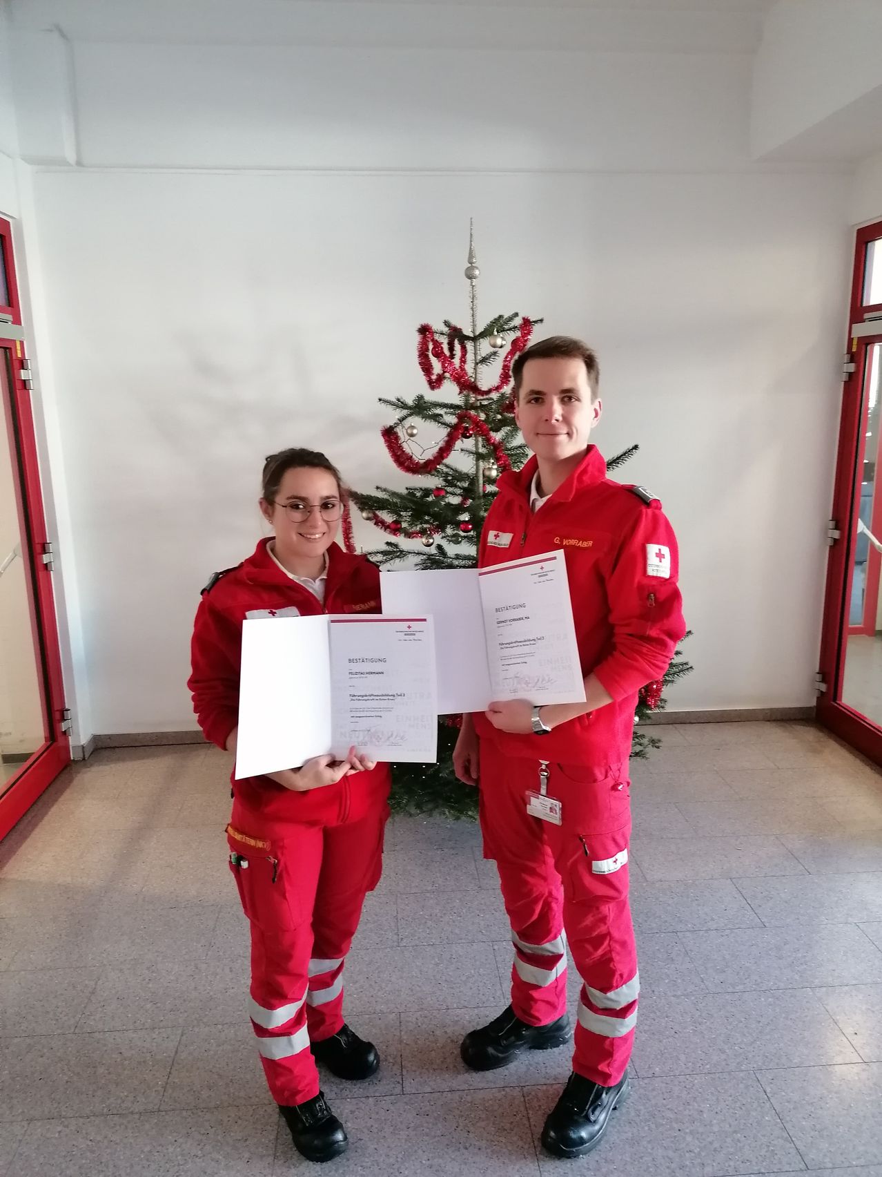 Bild enthält, Pants, Person, Photography, Portrait, Boy, Child, Male, Floor, Flooring, Costume