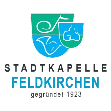 Das Logo der Stadtkapelle Feldkirchen, gegrundet 1923, zeigt einen blau-grünen Schild mit einem stilisierten Instrument und Haus auf schwarzem Hintergrund.