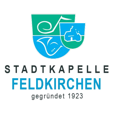 Das Logo der Stadtkapelle Feldkirchen, gegrundet 1923, zeigt einen blau-grünen Schild mit einem stilisierten Instrument und Haus auf schwarzem Hintergrund.