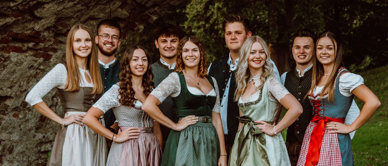 Bild enthält, Groupshot, Person, Female, Girl, Teen, Dress, Adult, Woman, Face, Smile