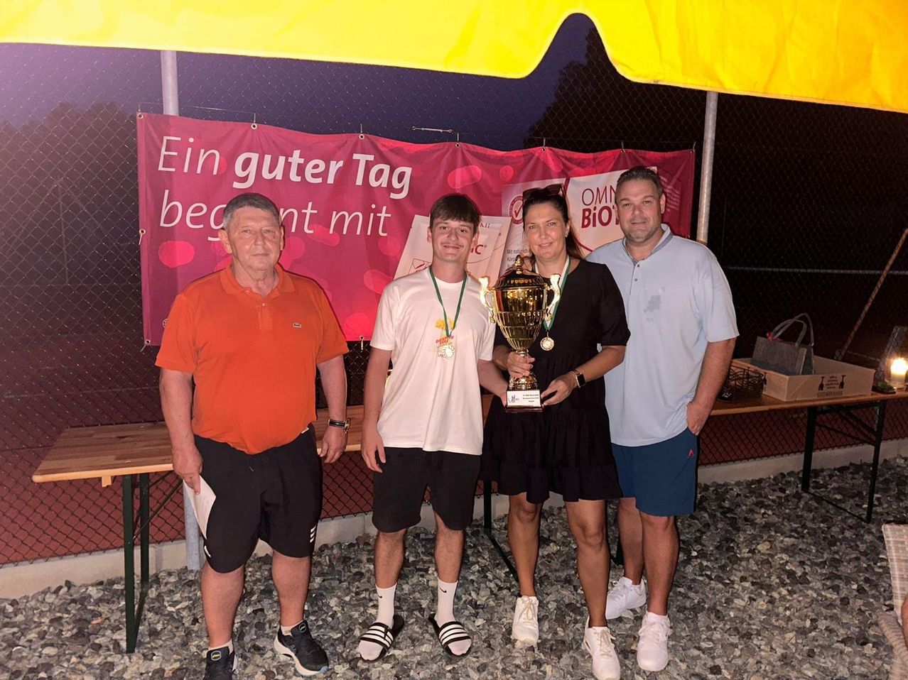 Bild enthält, Shorts, T-Shirt, People, Photography, Portrait, Pants, Shoe, Shelter, Blouse, Skirt