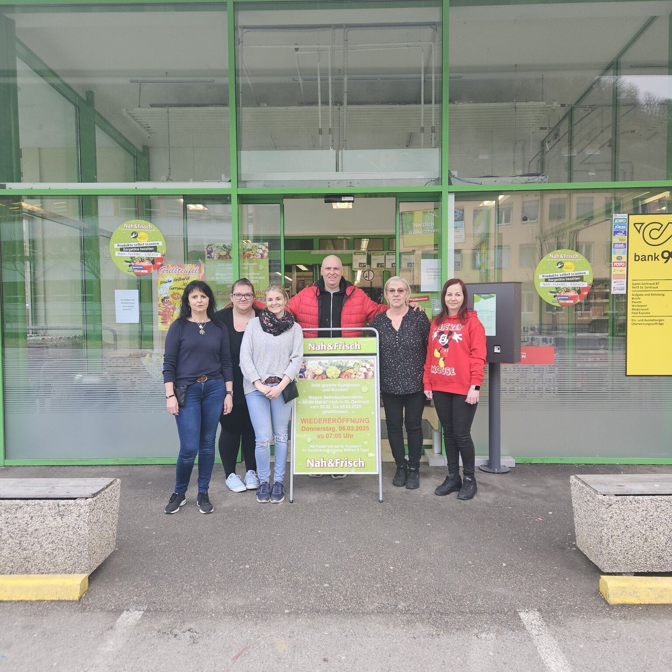 Bild enthält, Pants, Coat, Shelter, People, Person, Adult, Female, Woman, Shoe, Jacket