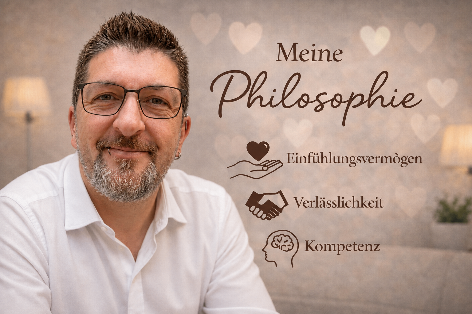 Ein Mann mit Bart und Brille lächelt für ein Foto. Im Hintergrund sind ein Herz, ein Händedruck und ein Gehirn zu sehen, mit Text auf Deutsch, der 'Meine Philosophie', 'Einfühlungsverm', 'Verlässlichkeit' und 'Kompetenz' lautet.
