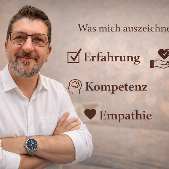 Ein Mann mit Brille und Bart lächelt, trägt ein weißes Hemd und eine silberne Uhr, mit den Worten 'Erfahrung, Kompetenz, Empathie' im Hintergrund.