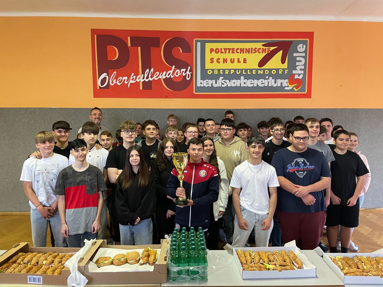 Bild enthält, People, Person, Cafeteria, Restaurant, Adult, Female, Woman, Male, Man, Groupshot