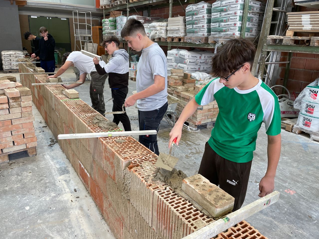 Bild enthält, Brick, Construction, Boy, Child, Male, Person, Adult, Man, Concrete, Face