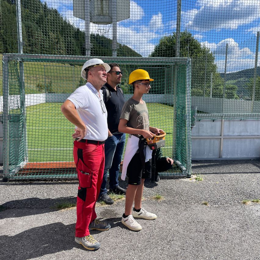 Bild enthält, Hardhat, Helmet, Person, Worker, Adult, Male, Man, Shoe, People, Jeans