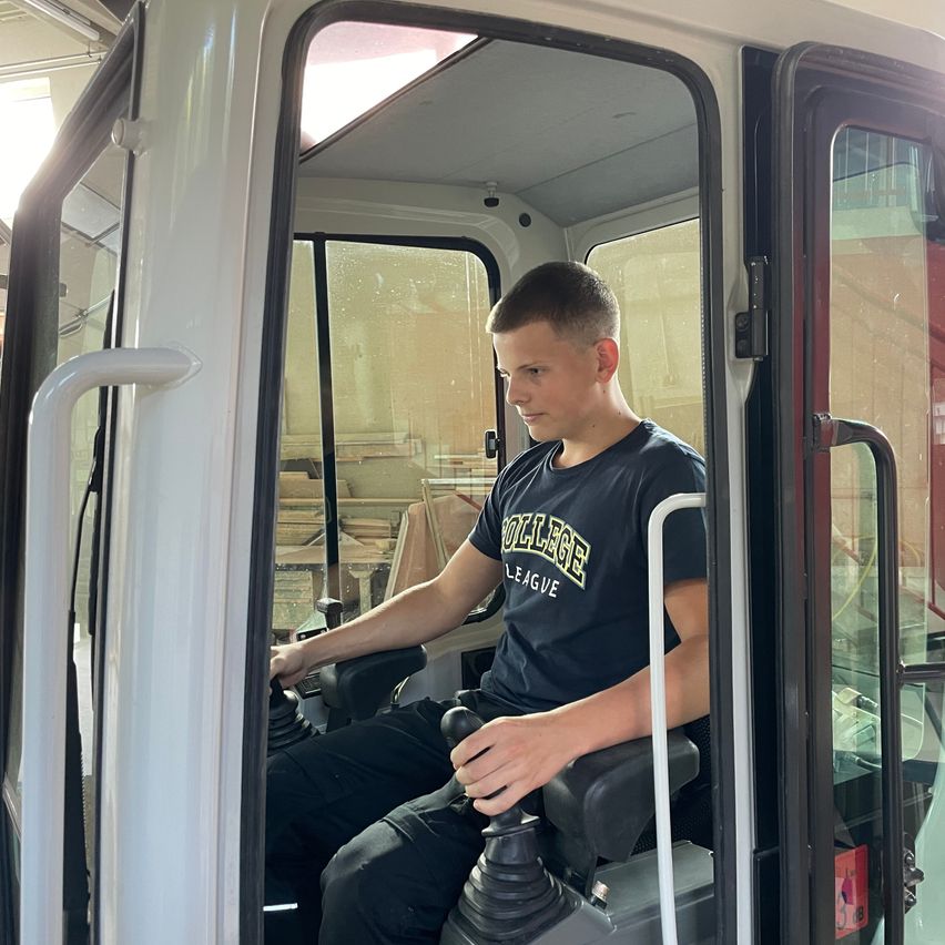 Bild enthält, Person, Sitting, Face, Head, Driving, Transportation, Vehicle, Car