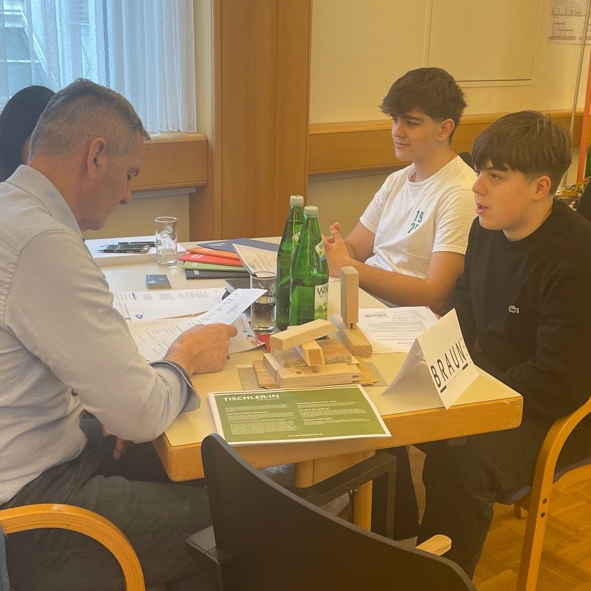 Bild enthält, Plywood, Wood, Person, Adult, Male, Man, Boy, Teen, Table, Face