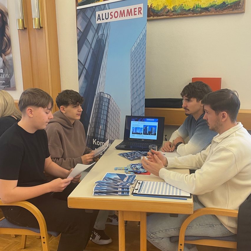 Bild enthält, Adult, Female, Person, Woman, Male, Man, Boy, Teen, Table, Chair