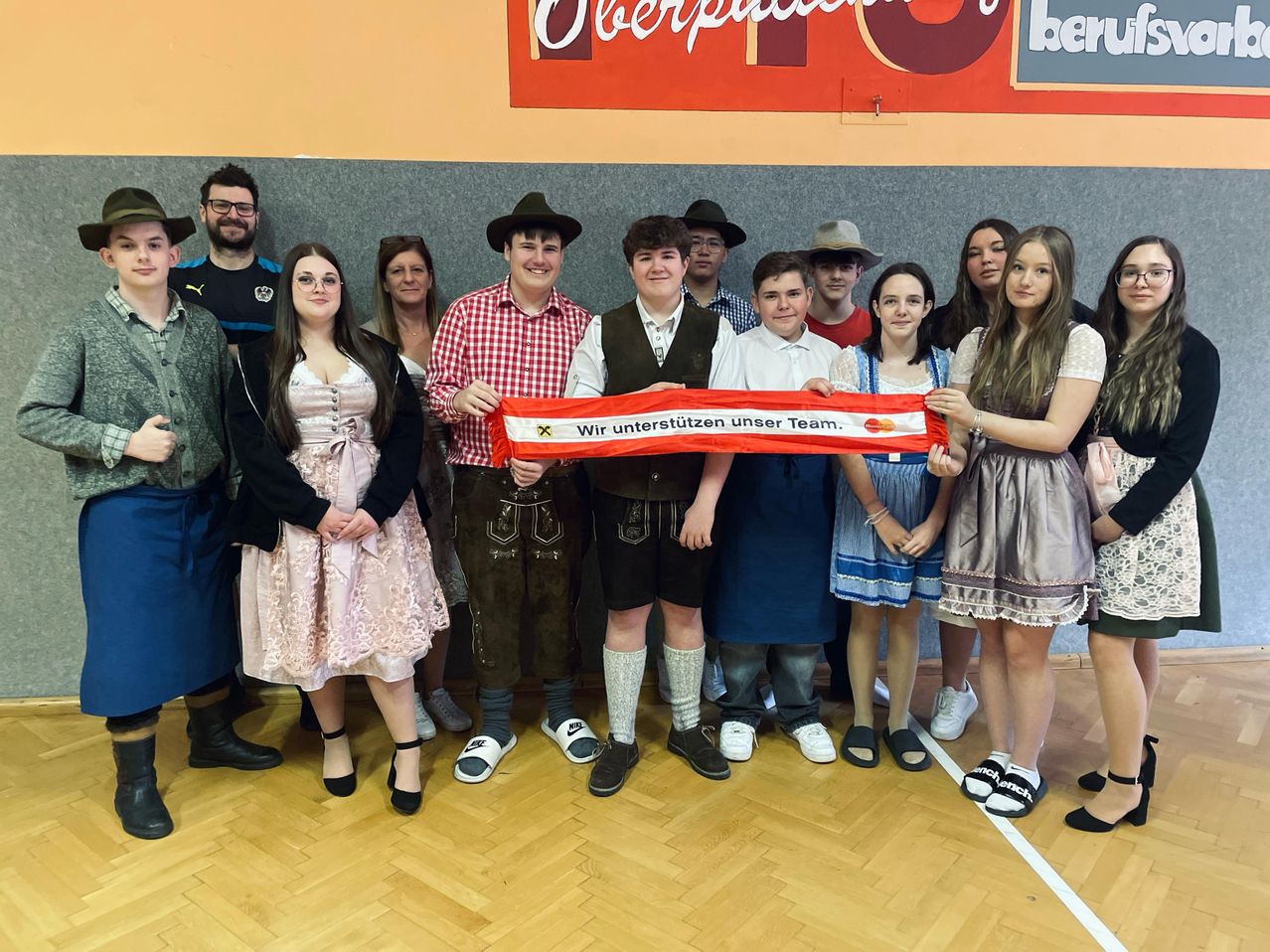 Bild enthält, Female, Girl, Person, Teen, Adult, Woman, Skirt, Male, Man, Boy