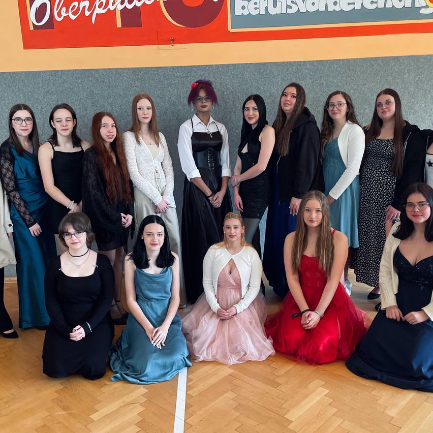 Bild enthält, Groupshot, Person, Adult, Female, Woman, Coat, Dress, Face, Formal Wear, People