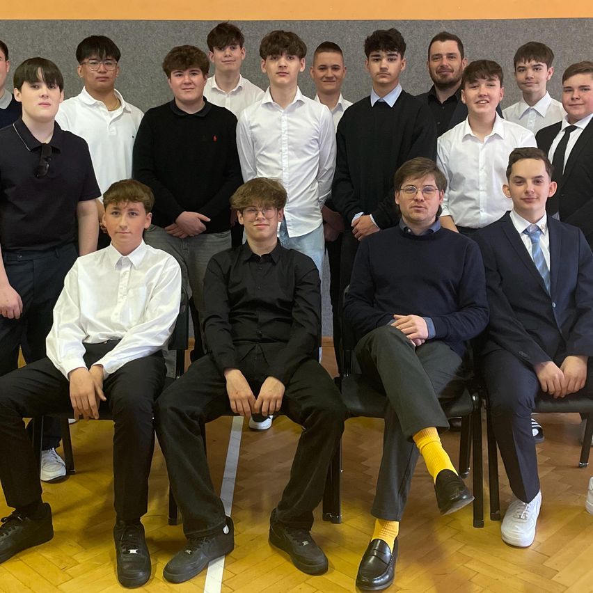 Bild enthält, Groupshot, Person, People, Adult, Male, Man, Shoe, Boy, Teen, Suit
