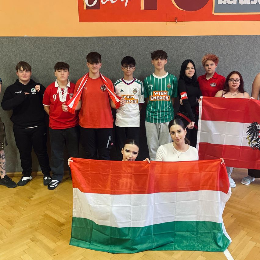 Bild enthält, Adult, Female, Person, Woman, Male, Man, Boy, Teen, Flag, Shorts