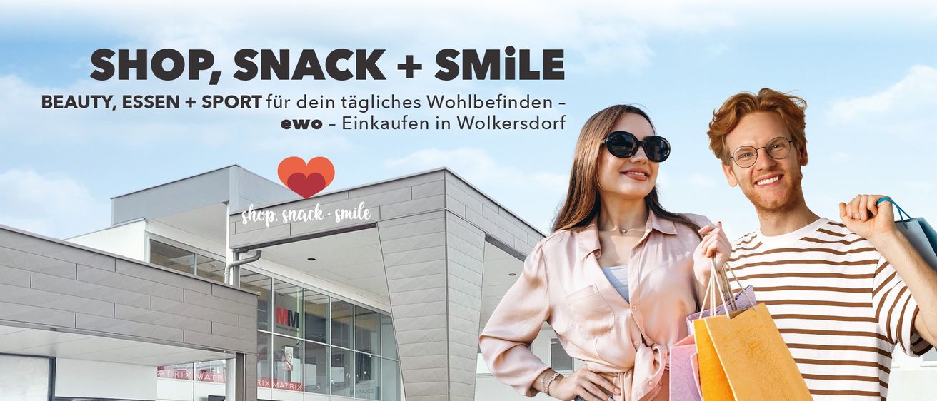 Eine lächelnde Frau mit Sonnenbrille steht vor einem modernen Gebäude. Der Text darüber lautet 'NACK + SMILE für dein tägliches Wohlbefinden - ewo - Einkaufen in Wolkersdorf'.