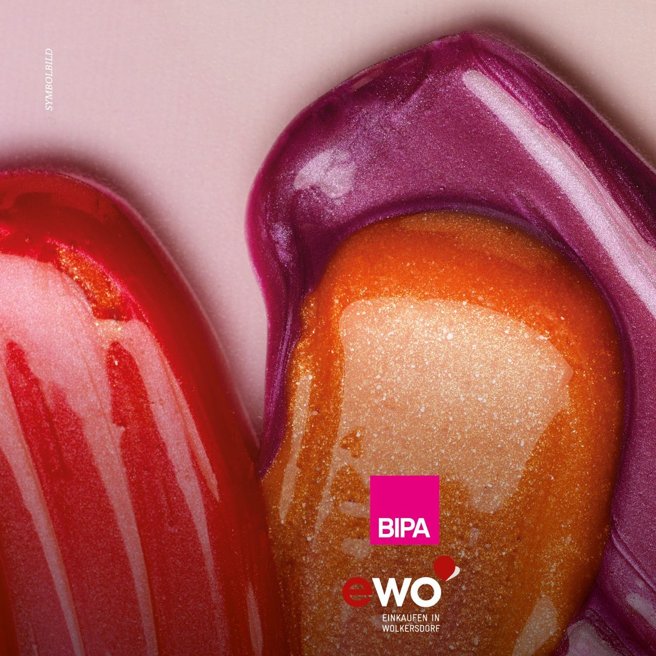 Ein Nahaufnahmebild von zwei leuchtenden Nagellackfarben, eine rot mit Glitzer und eine orange mit goldenem Schimmer, auf einem rosa Hintergrund mit dem BIPPA-Logo.