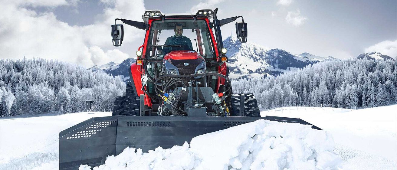 Bild enthält, Machine, Bulldozer, Snowplow, Tractor, Transportation, Vehicle, Person, Wheel