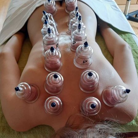 Bild enthält, Bottle, Cosmetics, Perfume, Spa, Baby, Person