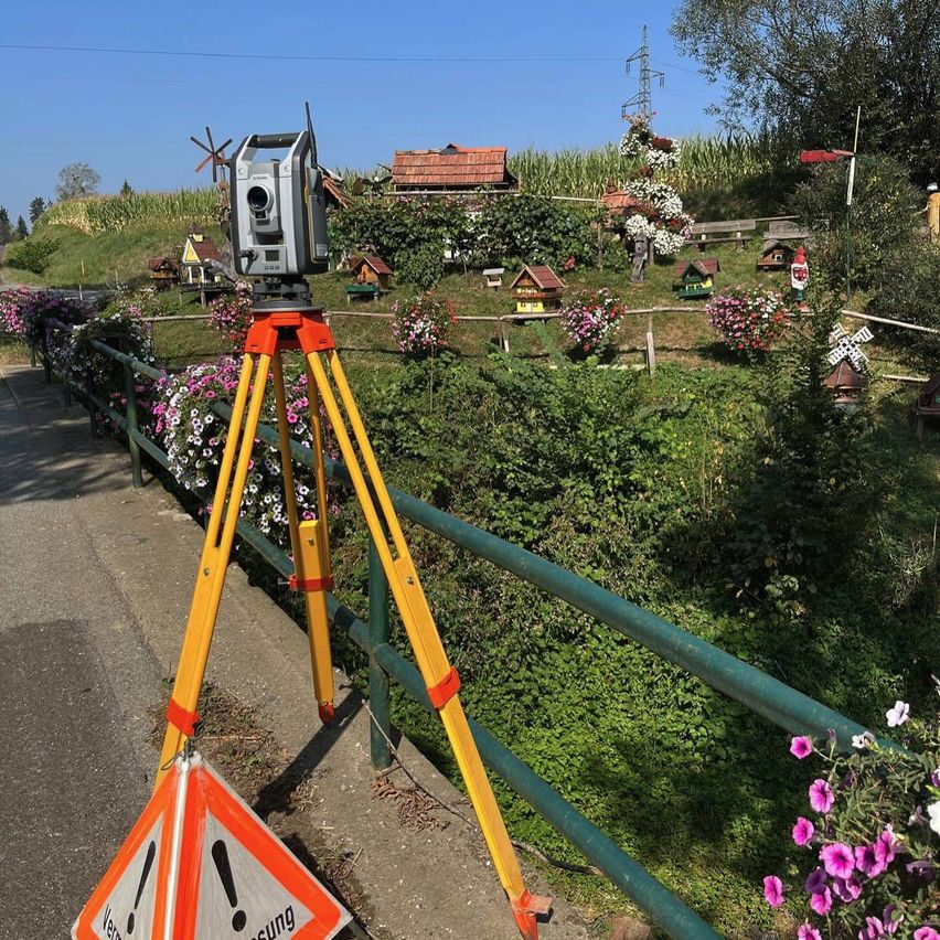 Bild enthält, Tripod, Road Sign, Sign, Symbol
