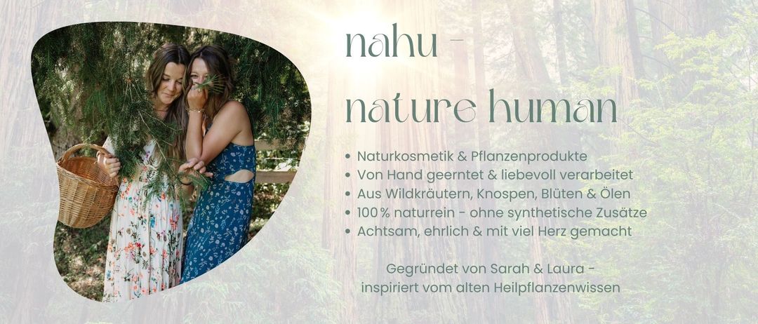 Zwei Frauen stehen in einem Wald und lächeln. Der Text lautet 'nature human' und hebt Naturkosmetik und Pflanzenprodukte hervor, handgefertigt und aus Wildkräutern, Nüssen, Blüten und 100% natürlichen Zutaten.