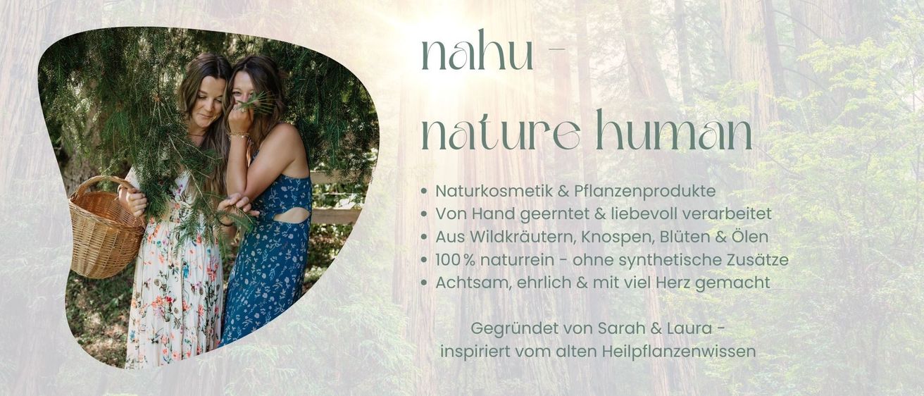Zwei Frauen stehen in einem Wald und lächeln. Der Text lautet 'nature human' und hebt Naturkosmetik und Pflanzenprodukte hervor, handgefertigt und aus Wildkräutern, Nüssen, Blüten und 100% natürlichen Zutaten.