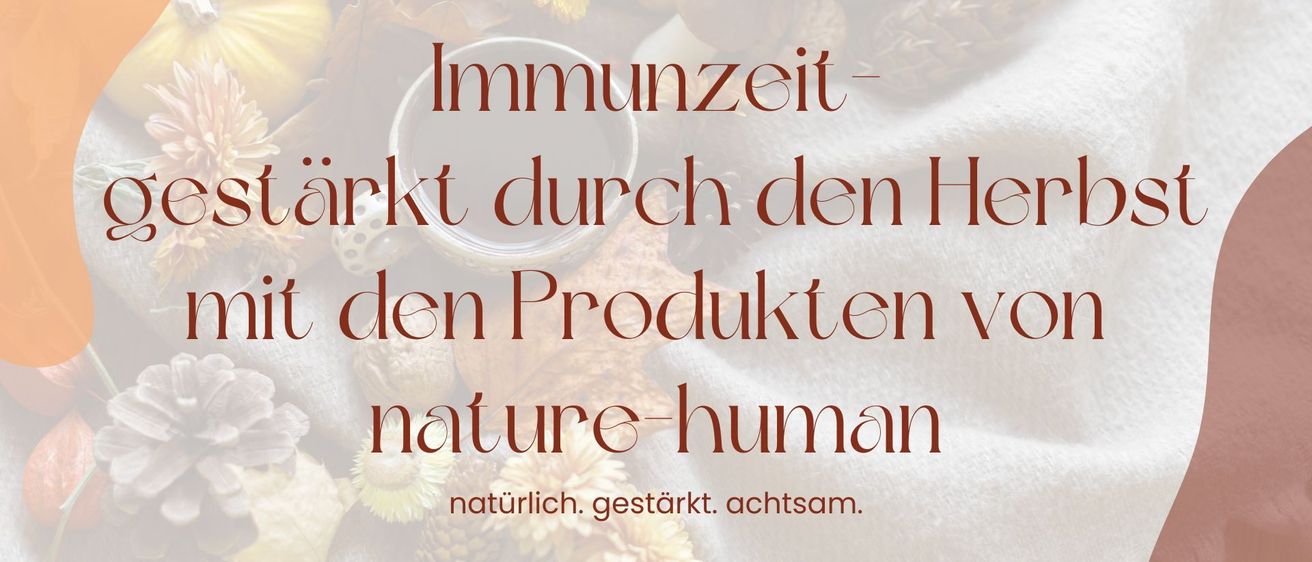 Ein Bild mit Herbstblättern und Blumen, einer Tasse und einem Text, der lautet: 'Immunität stärkt sich durch die Hitze der Natur-Mensch-Produkte. Natürlich. Gestärkt. Achtfach.'