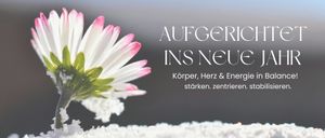 Eine Blume mit rosa Blütenblättern und grünen Blättern ist teilweise von Schnee bedeckt. Der Text lautet 'AUF GERICS INS NEUE' und 'Körper, Herz & Energie stärken. zentrieren. st'.